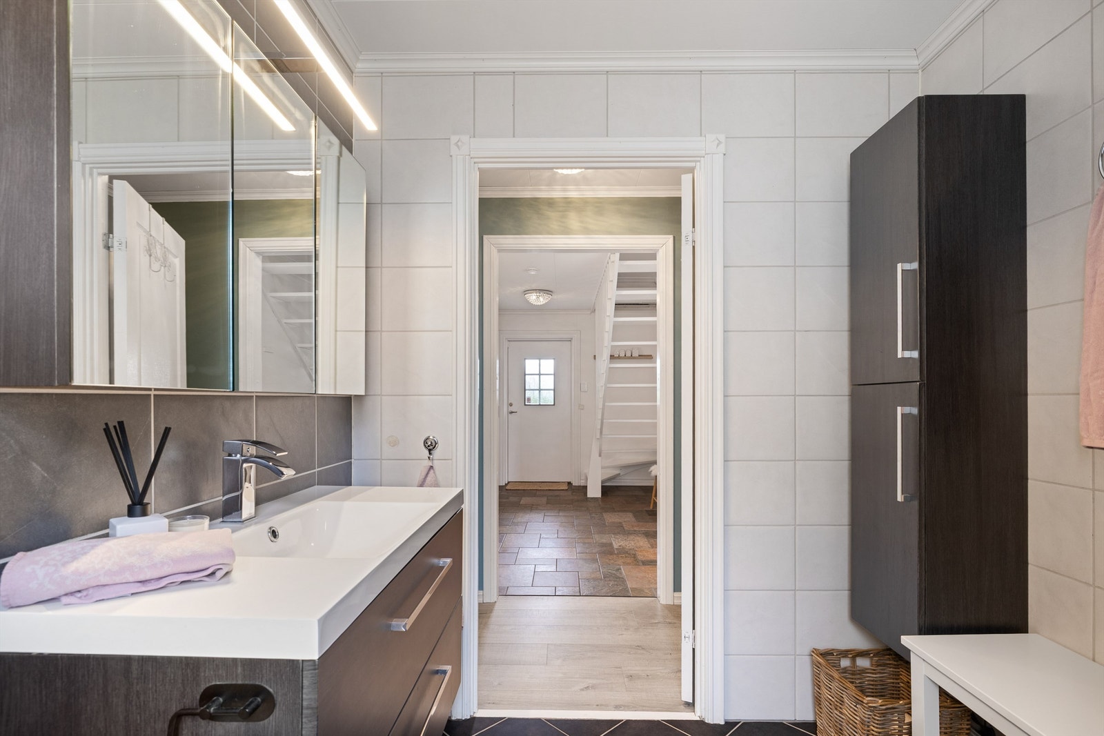 Flislagt bad innredet med baderomsinnredning, dusjkabinett og toalett. Galleribilde