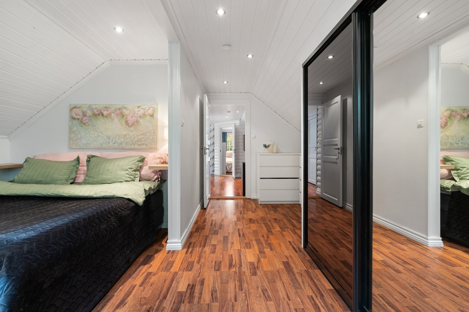 Her er det integrert skyvedørsgarderobe og god plass til kommoder. Galleribilde