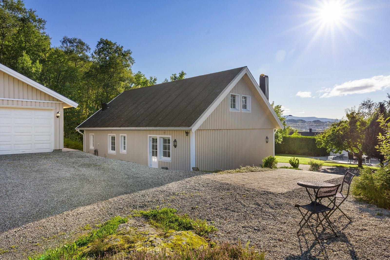 Eiendommen har en pent opparbeidet tomt med gruset innkjørsel. Galleribilde