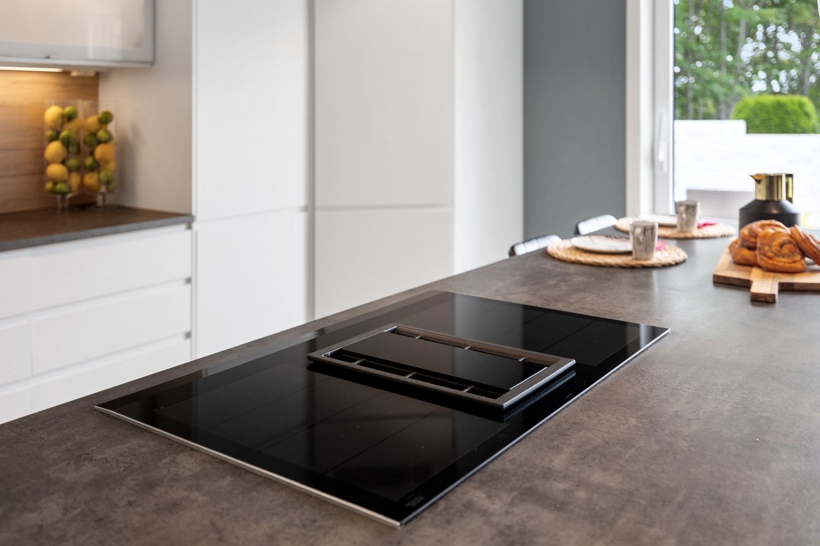 Platetopp med integrert kjøkkenventilator. Galleribilde