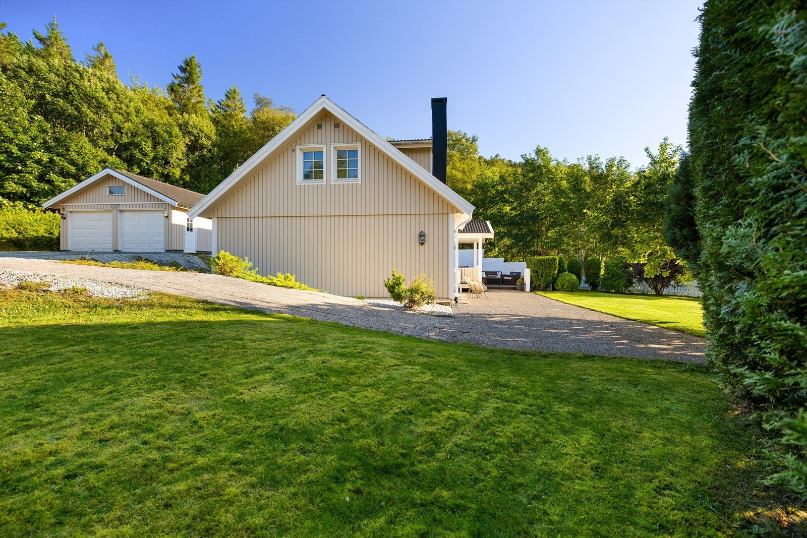 På eiendommen er det mye hageområde og 2 terrasseplatter. Galleribilde