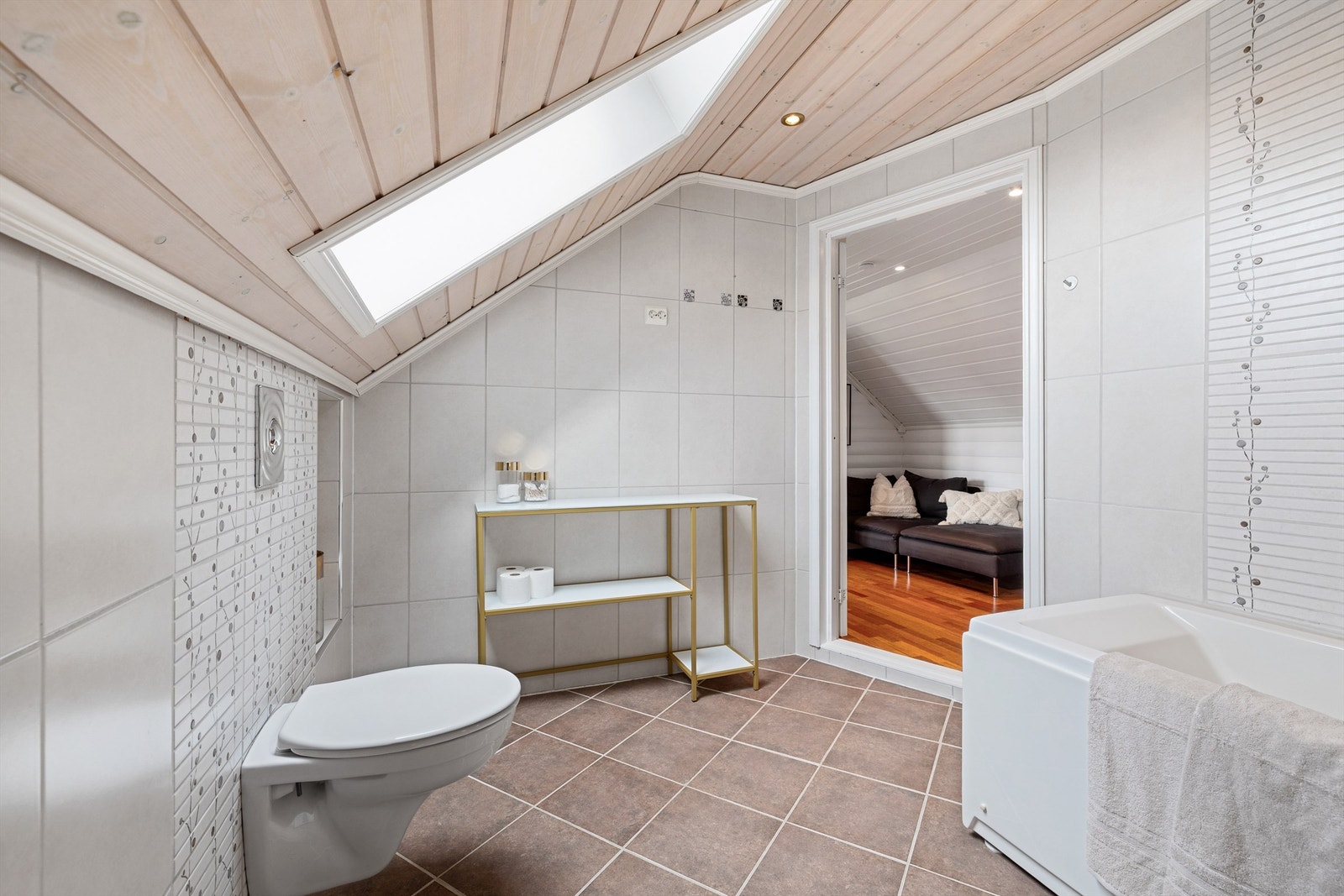 Takvindu gir mye naturlig lys samt det er spotter i tak. Galleribilde