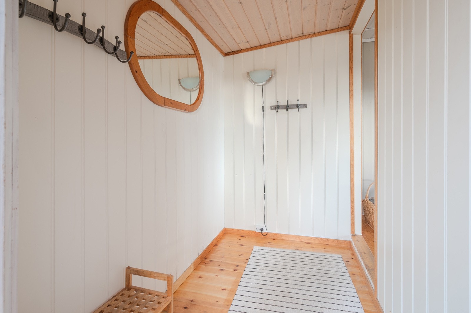 Flott gang med god plass til å henge fra seg ytterklær Galleribilde