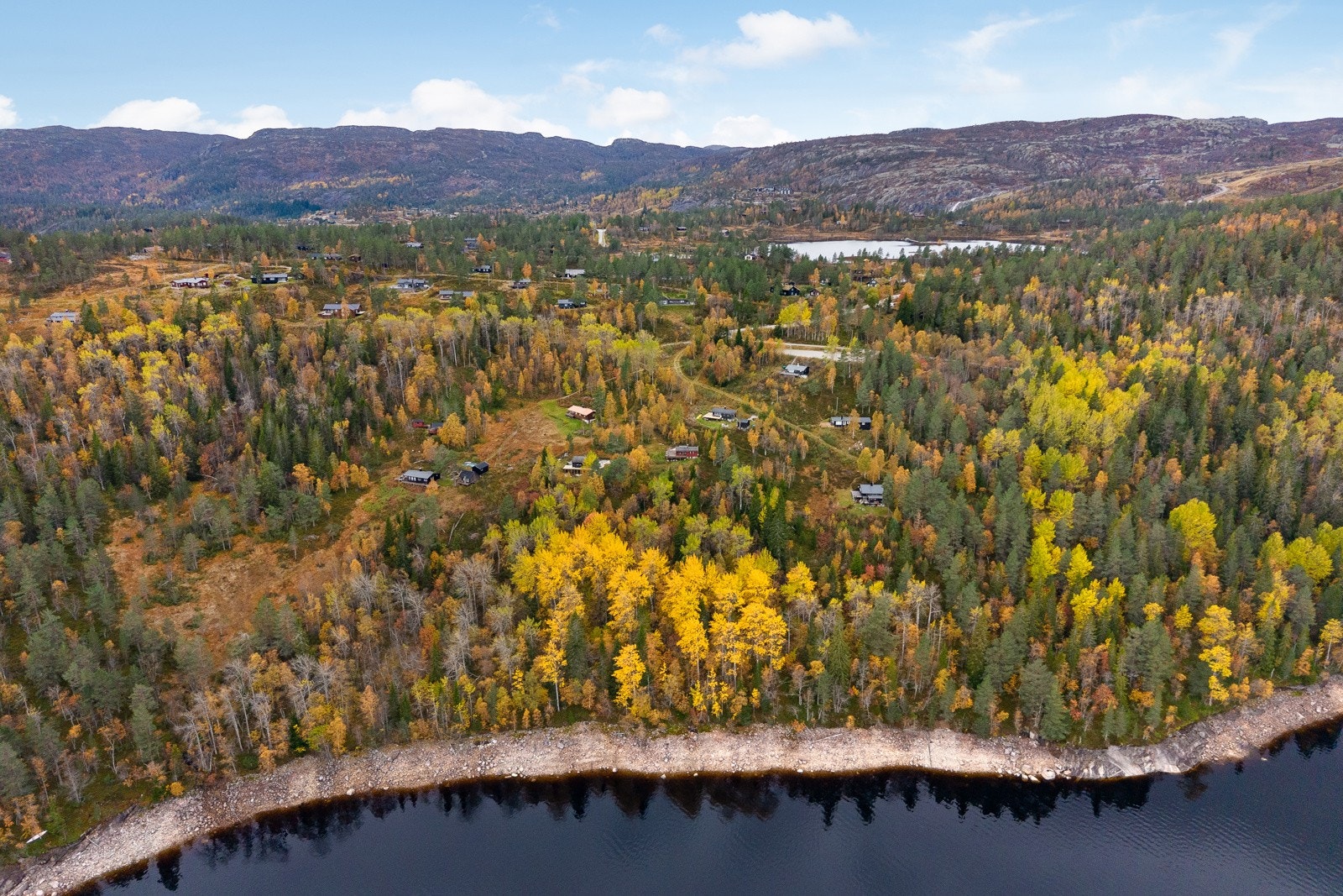 Hyttefeltet ligger flott til i skråningen mot Juvatn Galleribilde
