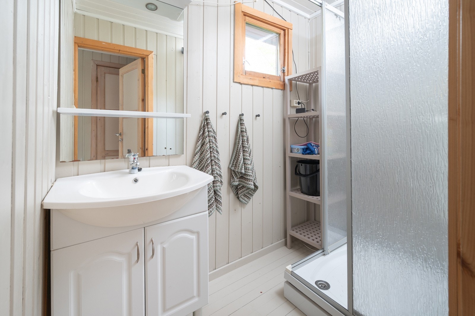 Bad med servant og dusjkabinett. Galleribilde