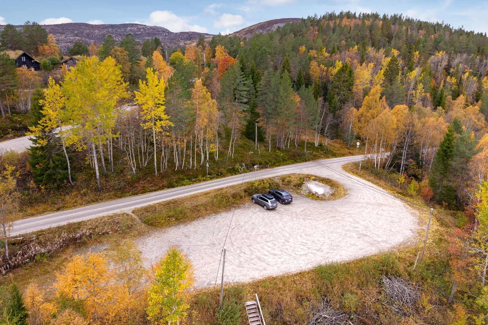 Felles parkeringsplass, herfra går man ca 130 meter på sti ned til hytta. Galleribilde