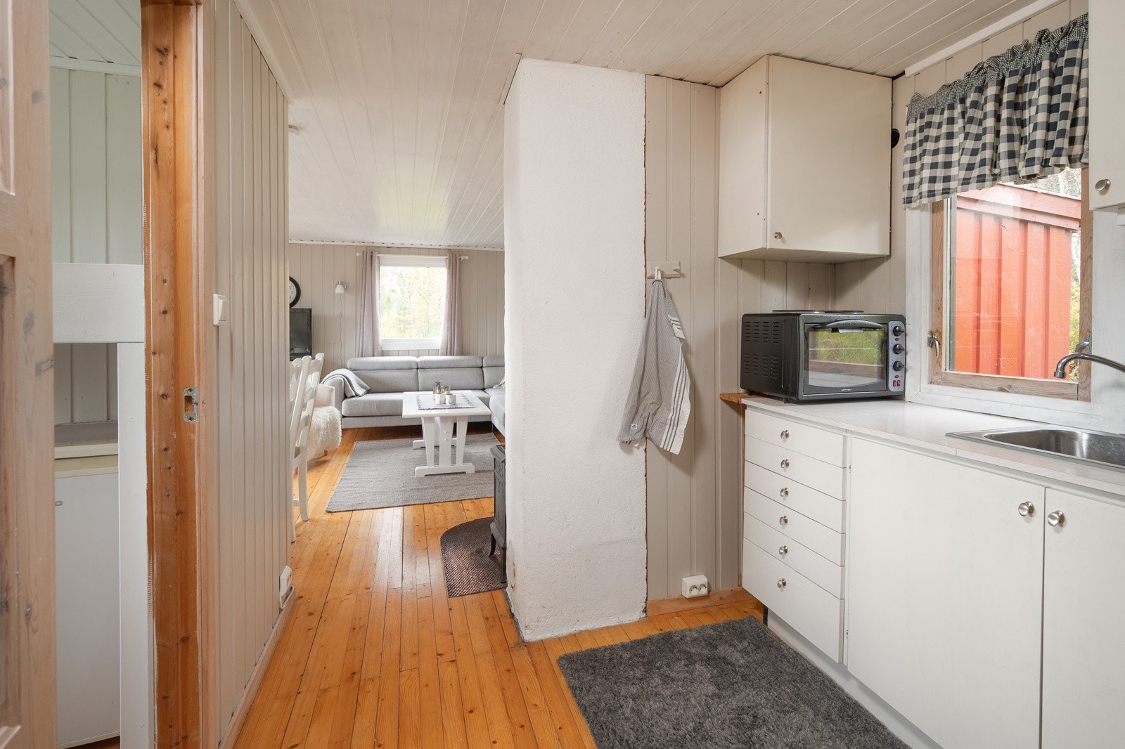 Kjøkkendel med praktisk innredning med vask. Galleribilde