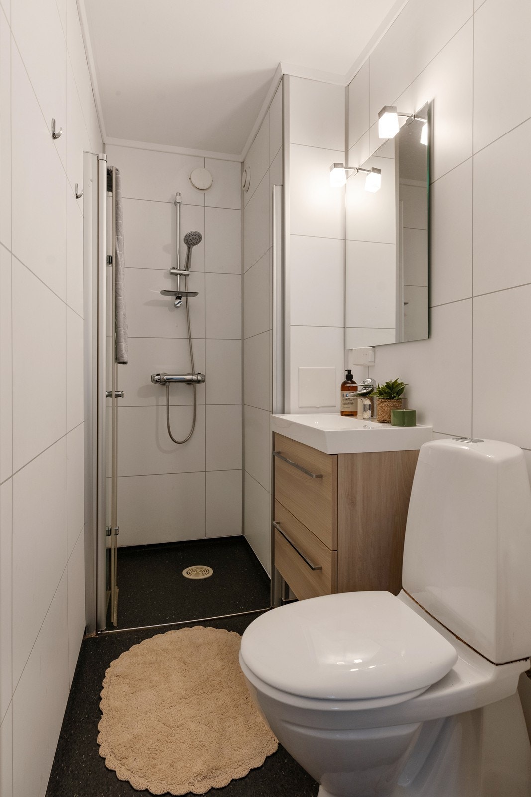 Dette badet ble overflateoppusset i 2011 og er utstyrt med innredning med nedfelt servant, toalett og dusjvegger/hjørne Galleribilde