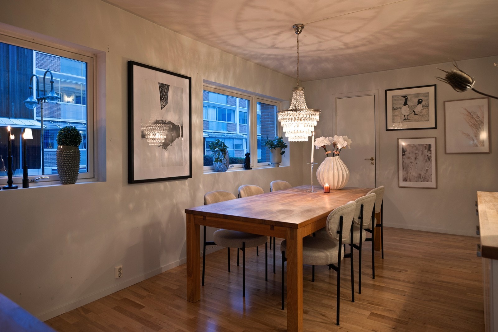 På kjøkkenet er det god plass til egen spisegruppe Galleribilde