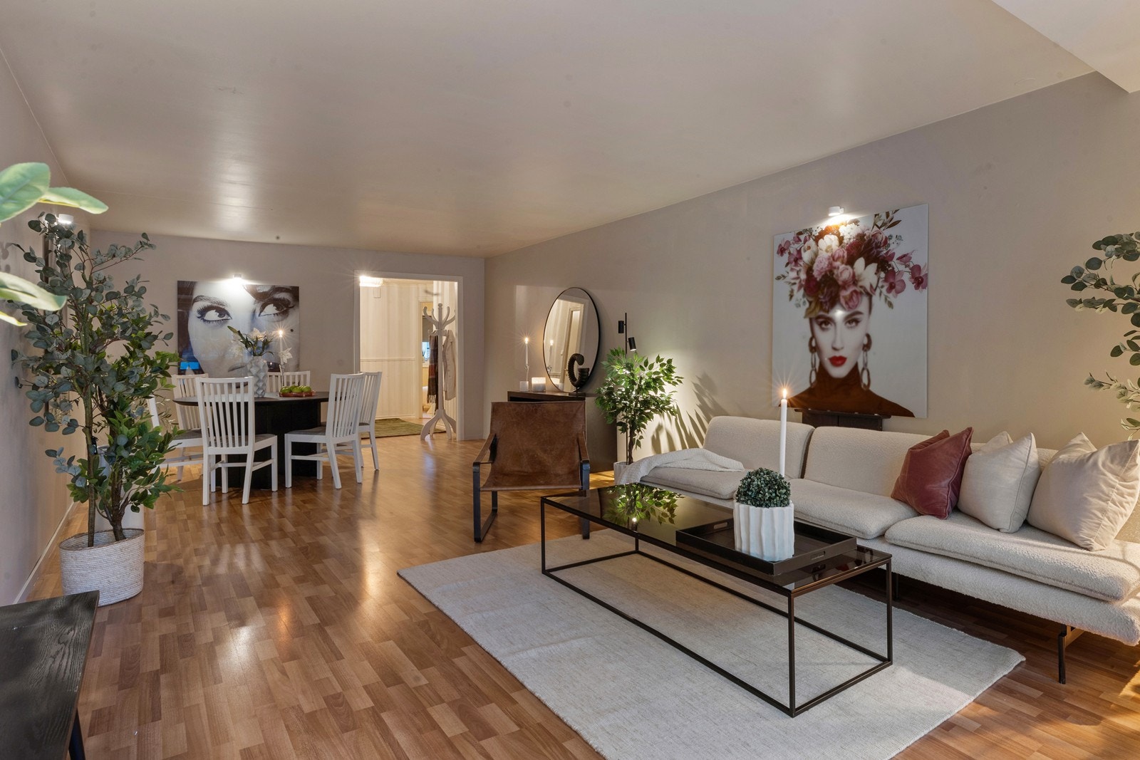 Romslig stue med god plass til både sofa- og spisegruppe Galleribilde