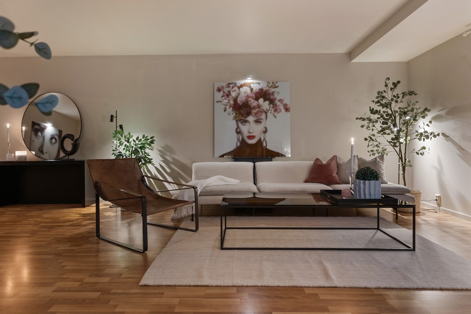 Stor og nymalet stue med utgang til innglasset veranda Galleribilde