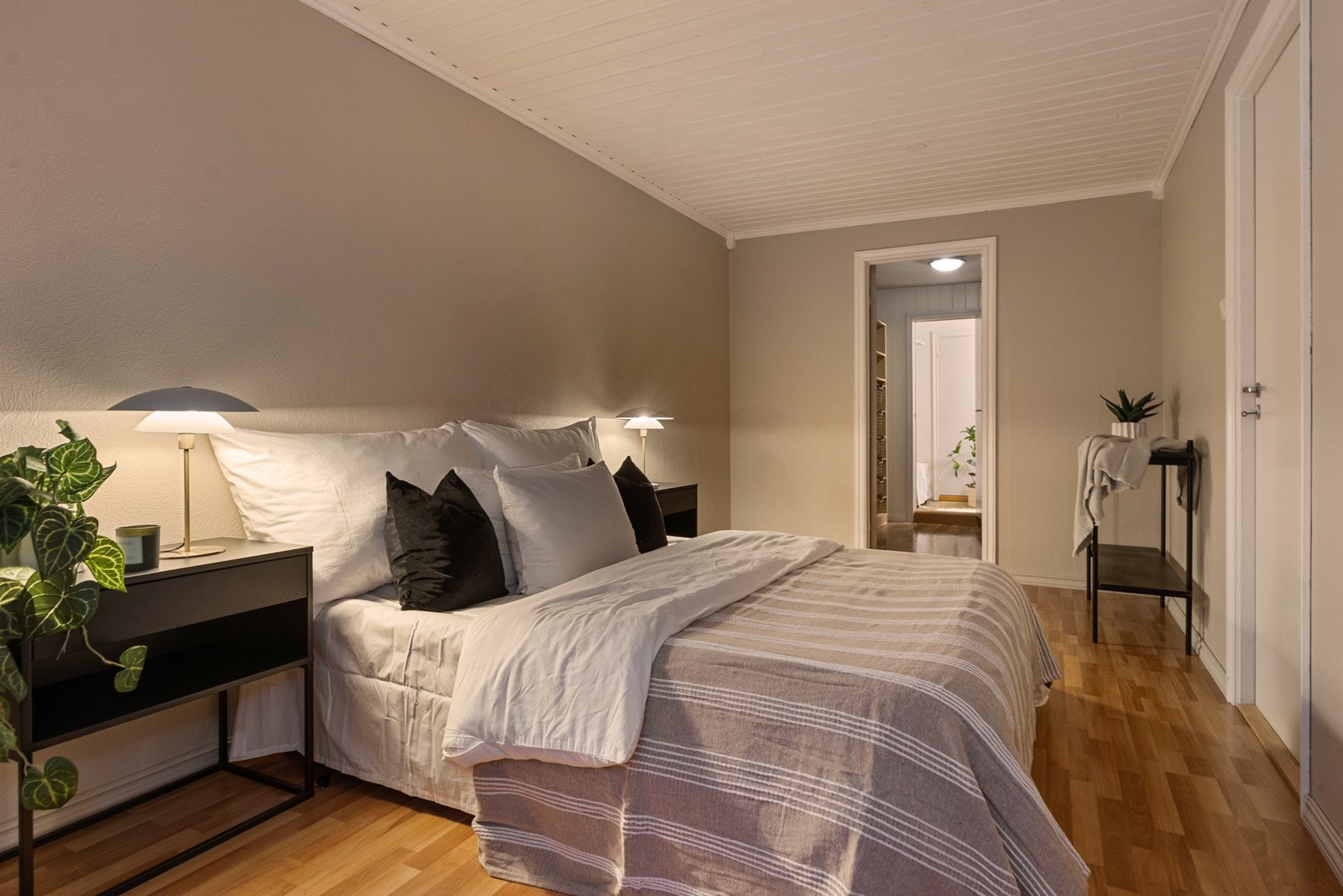 Dette soverommet har adkomst til garderoberom og videre til bad Galleribilde