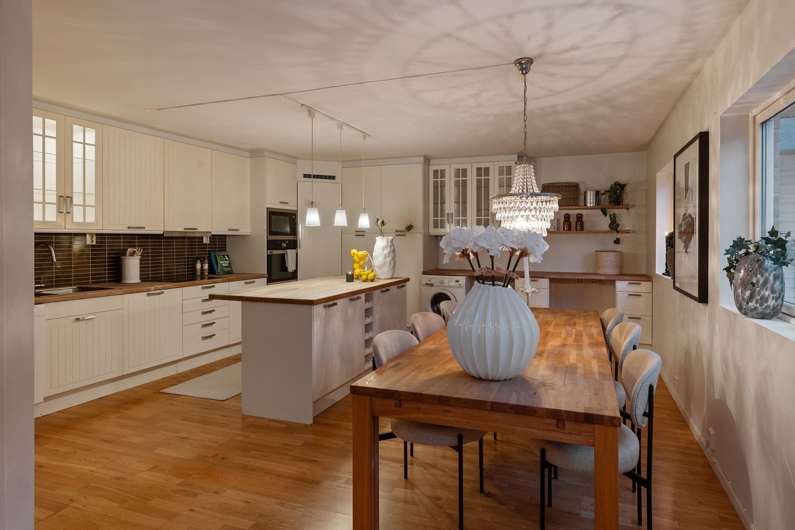 Det er kjølehjørne, platetopp, micro og stekeovn Galleribilde