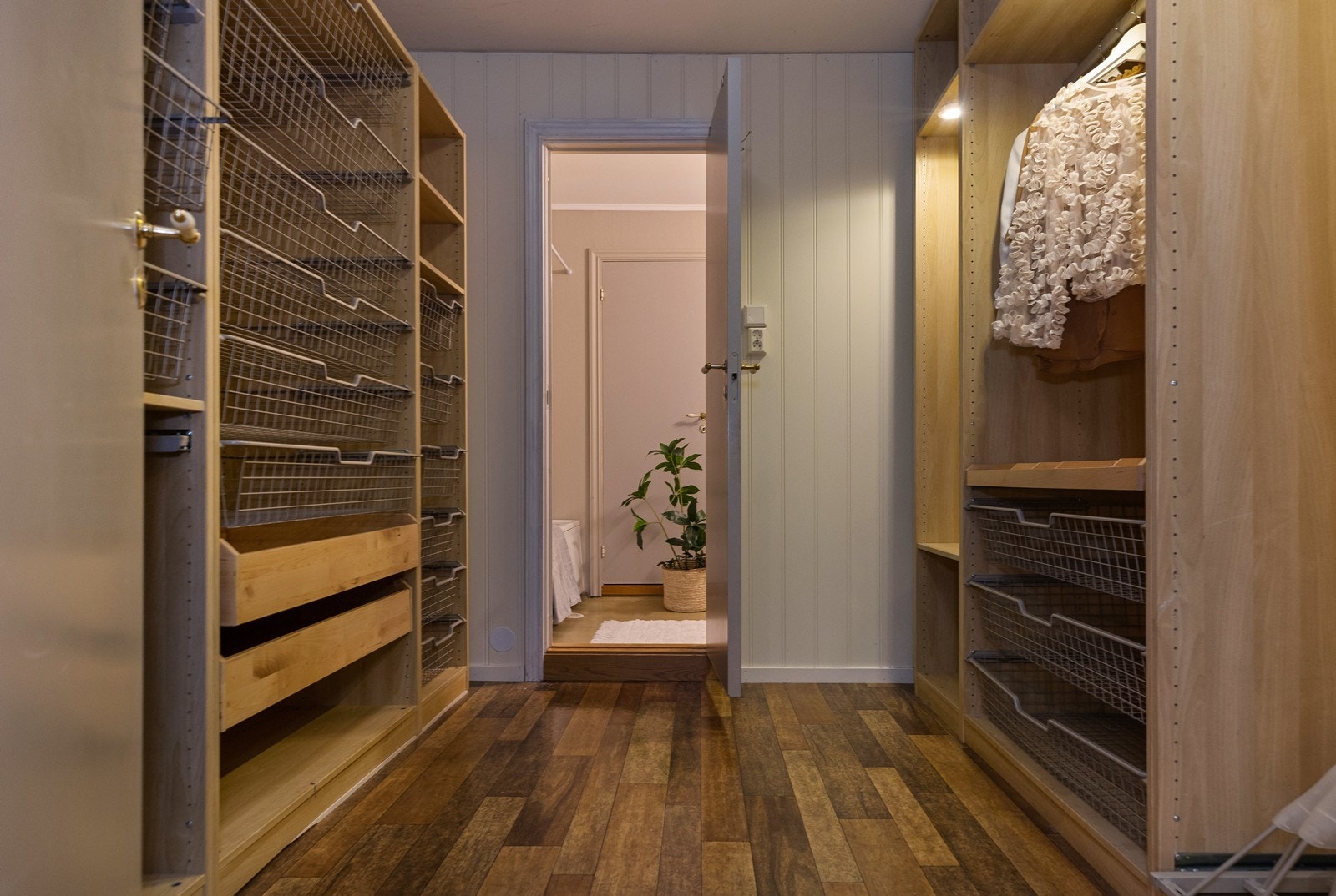 Praktisk garderoberom med adkomst til bad og soverom Galleribilde