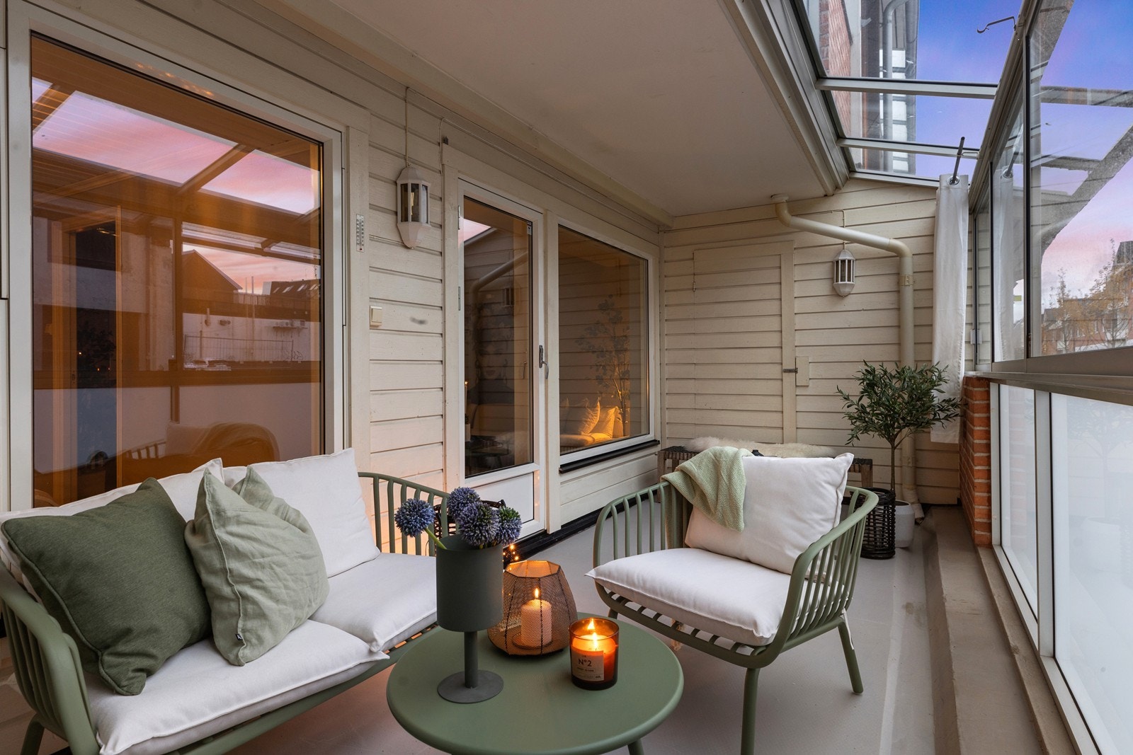 Leiligheten har innglasset veranda på 12 m² Galleribilde