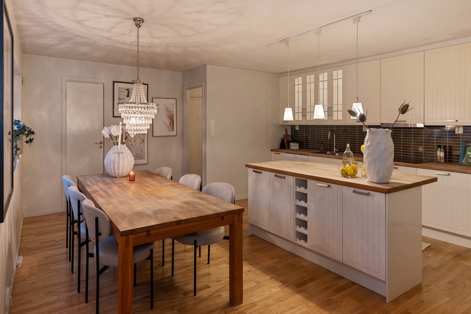 Her er det godt med både skap- og benkeplass Galleribilde