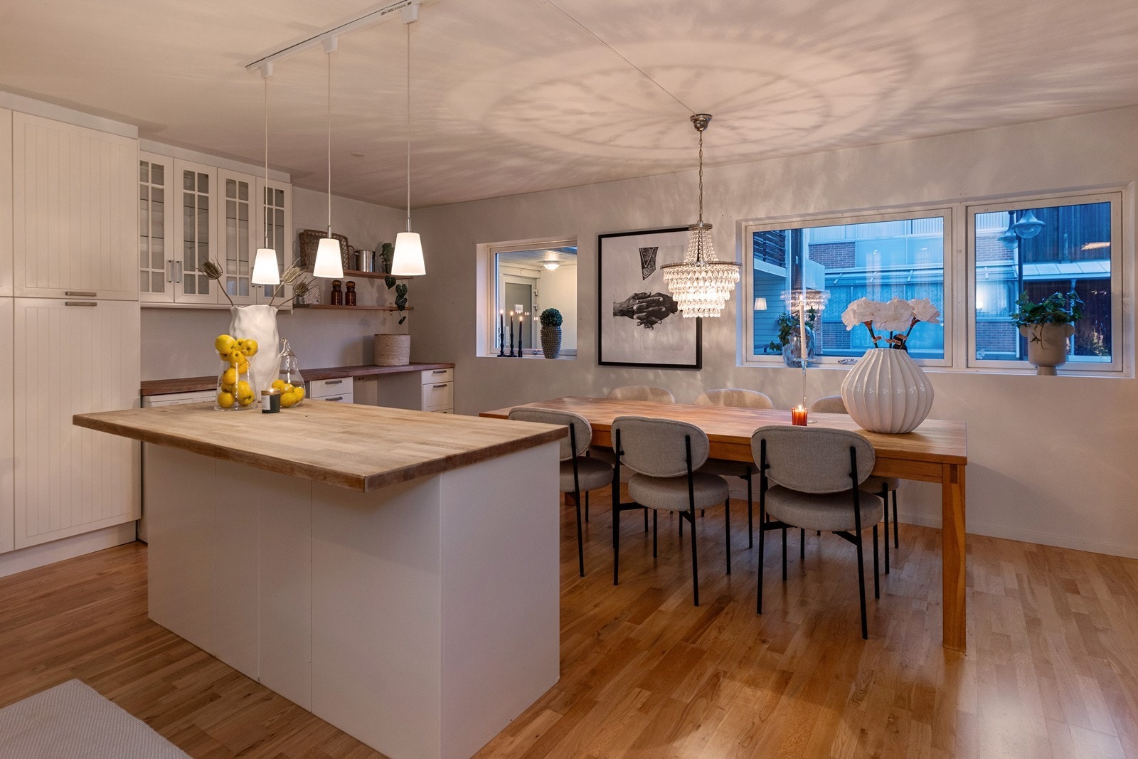 Kjøkkenet har innredning med profilerte fronter og heltre benkeplate Galleribilde