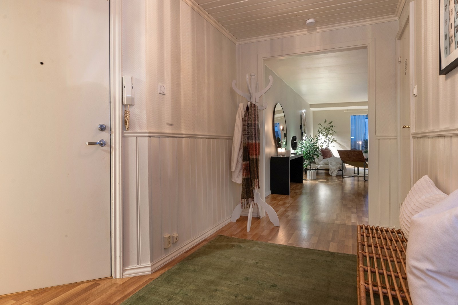 Leiligheten er utstyrt med porttelefon og fjernbetjent åpning av hoveddøren i blokka. Galleribilde