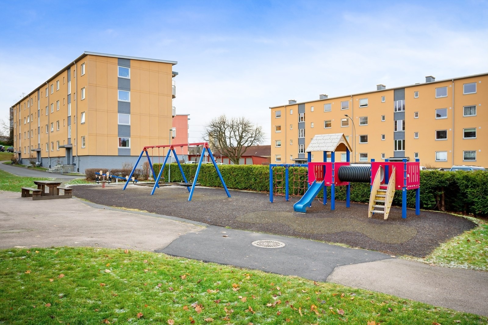 Romslige fellesarealer opparbeidet med lekeplass, plen, beplantning og sittegrupper. Galleribilde