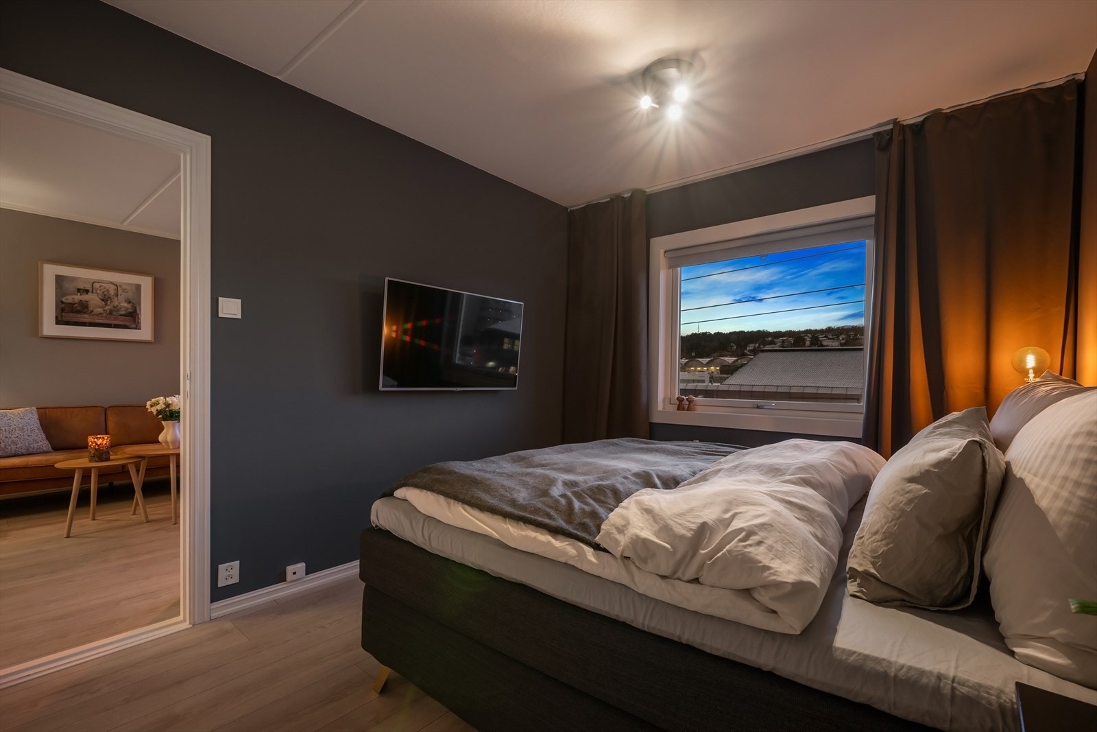 Legg merke til kveldshimmelen rett inn og ingen direkte innsyn. Galleribilde