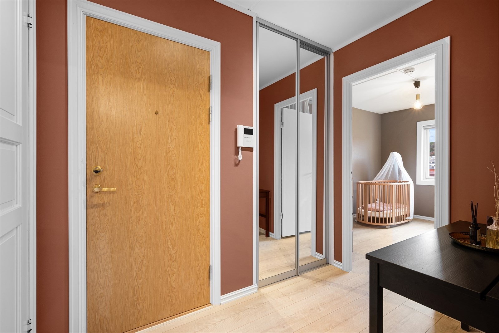 Entré med innfeldt skyvedørsgarderobe. Det er i tillegg plass til ekstra kommode/garderobe om ønskelig. Utstyrt med video-dørcalling. Galleribilde
