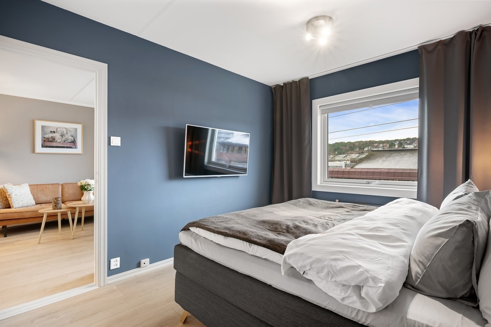 Romslig hovedsoverom med god plass til stor dobbeltseng og garderobe. Galleribilde