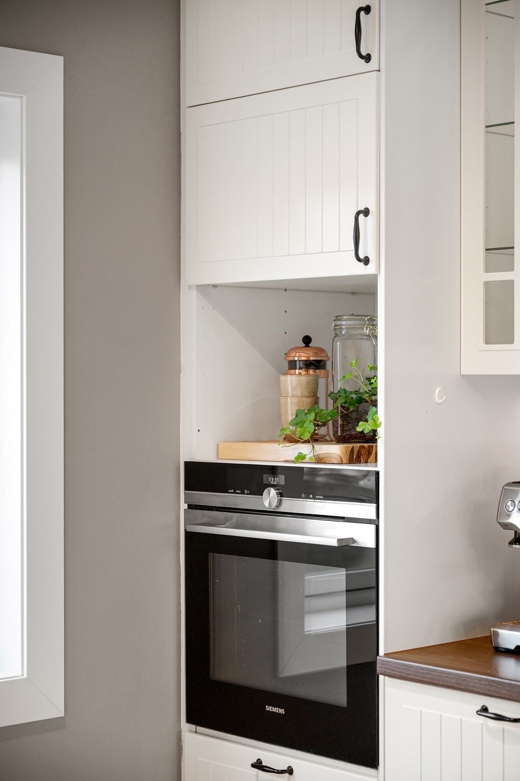 Induksjonstopp, stekeovn, oppvaskmaskin og vinkjøler er integrert i innredningen. Galleribilde