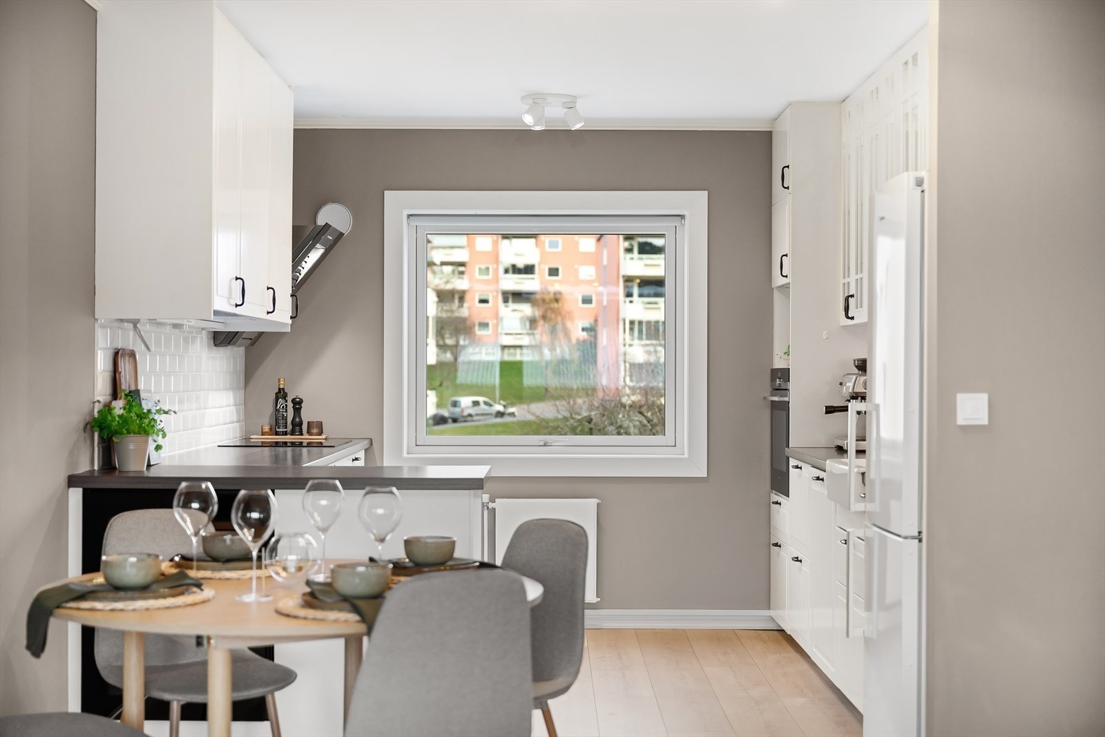 Leiligheten er gjennomgående og oppleves svært lys og luftig med vinduer på to kanter. Galleribilde