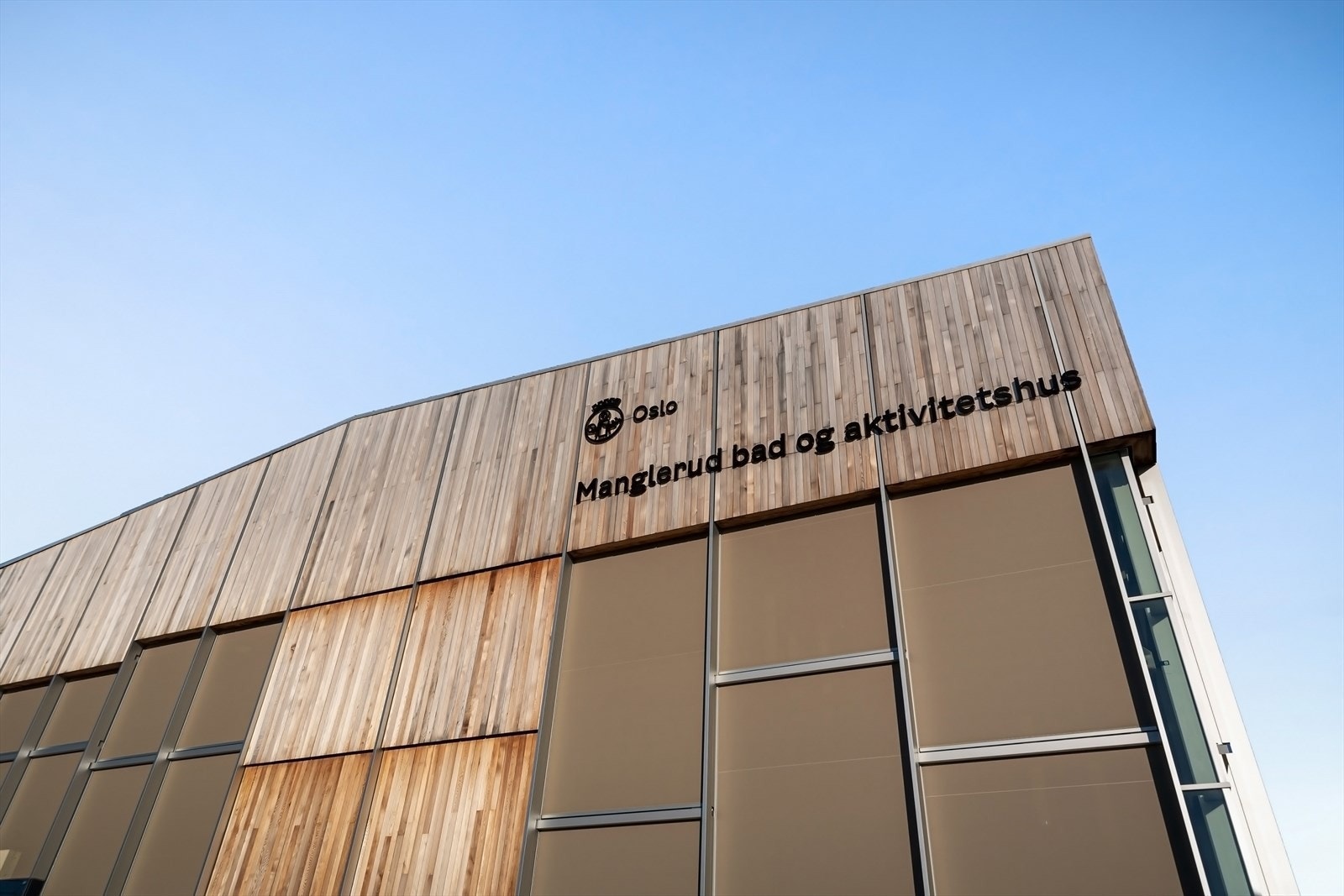 Rett ved er Manglerud Bad og Aktivitetshus (750m). Galleribilde