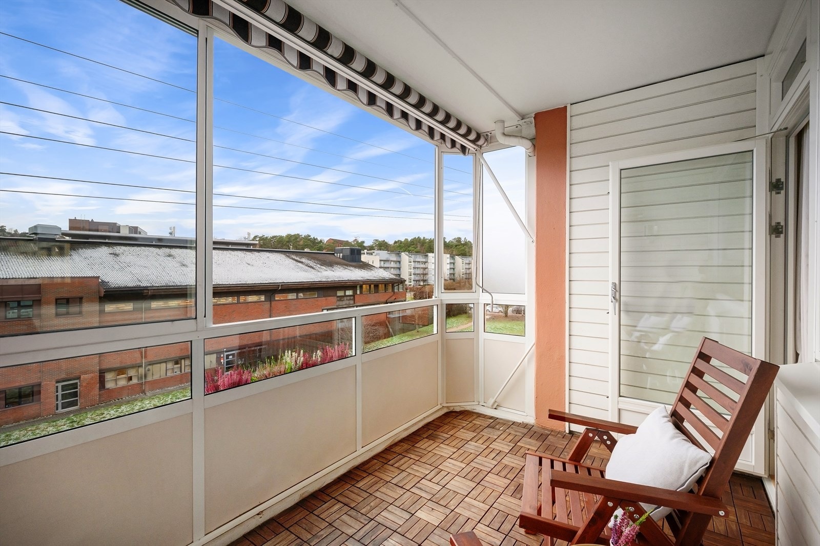 Innglasset sydvestvendt balkong på ca 7 kvm med sol fra formiddag til kveld. Utstyrt med terrassevarmer, markise, belysning og stikkontakt. Galleribilde