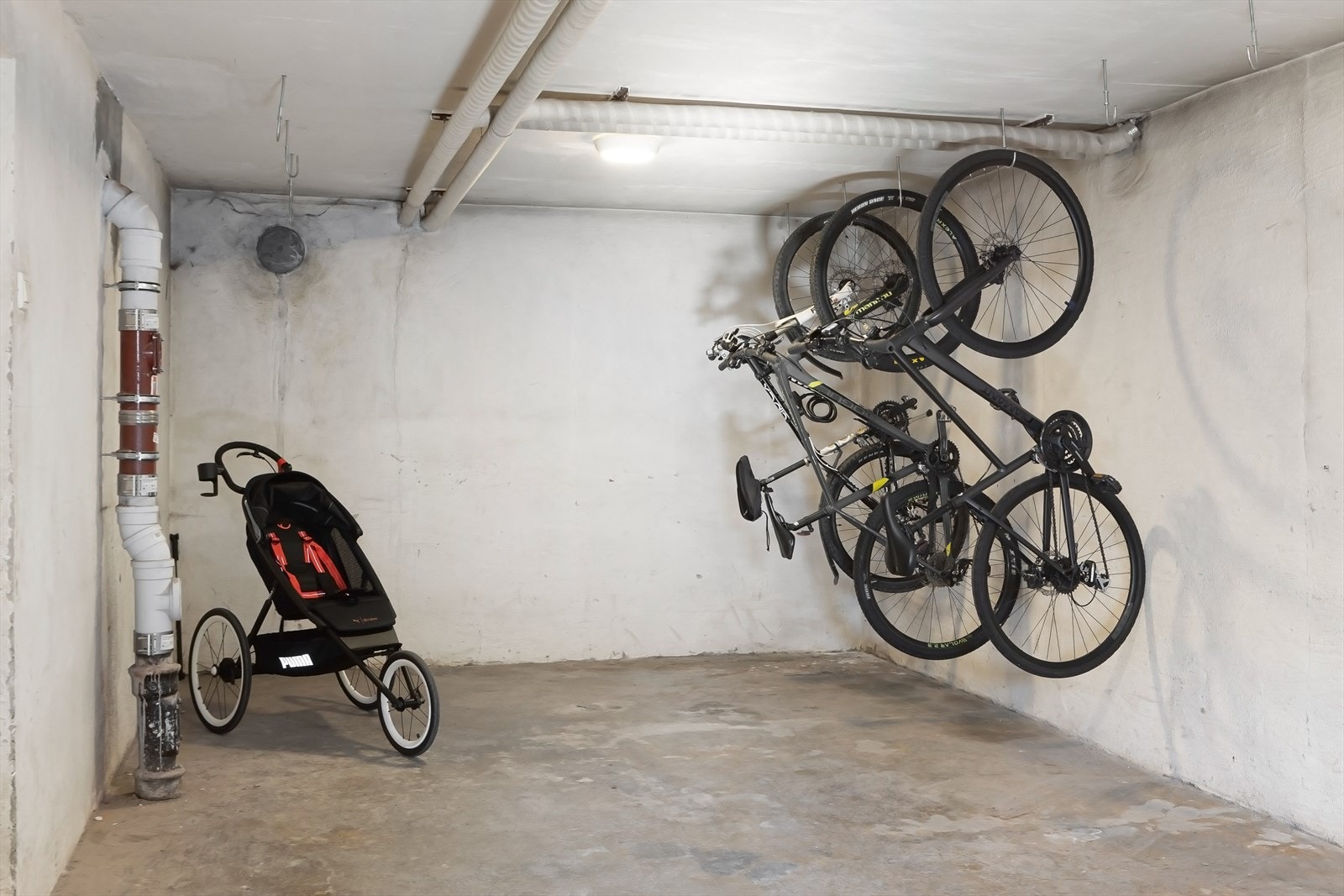 Felles barnevogn- og sykkelbod. Galleribilde