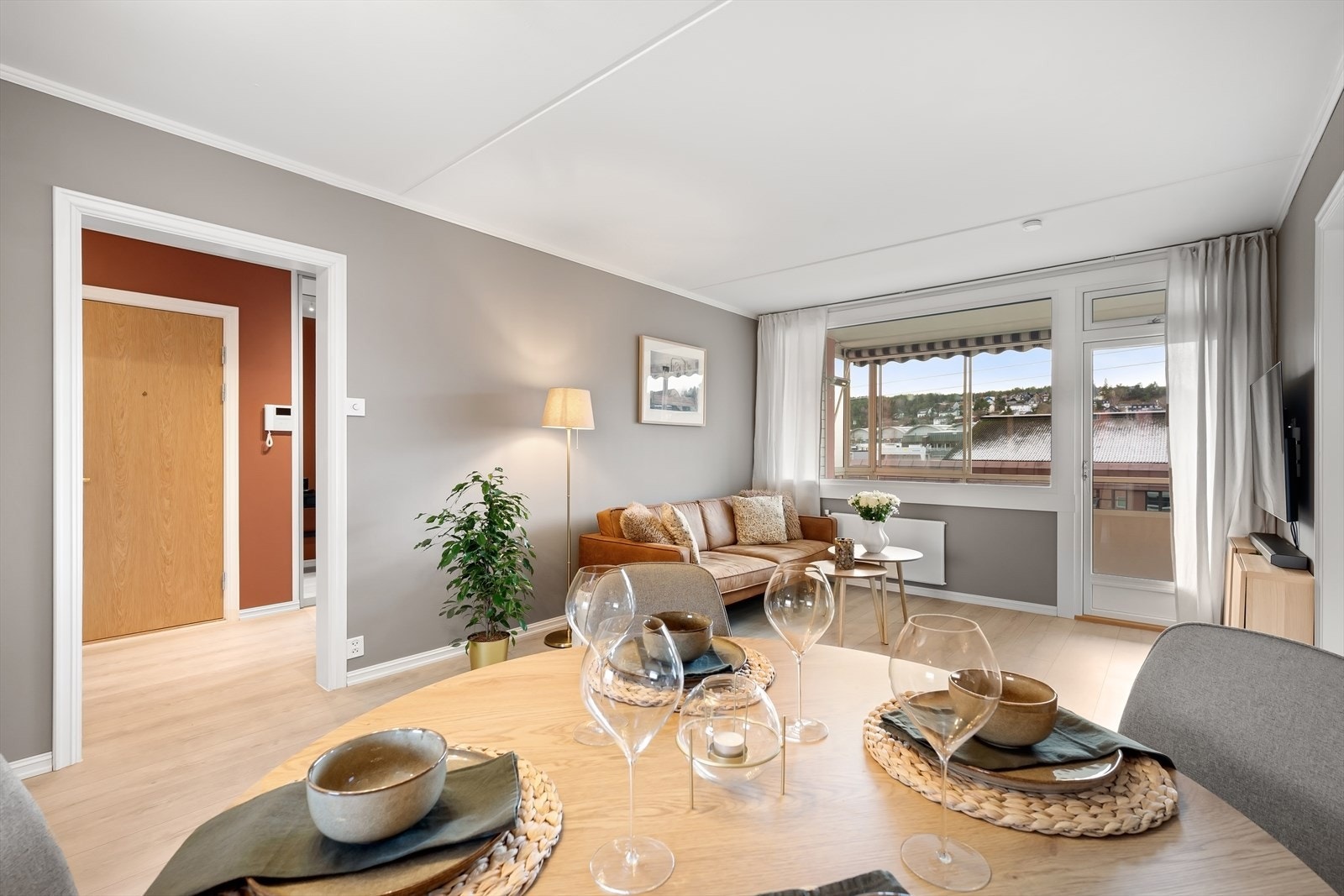 Boligen har den siste tiden blitt oppgradert med nytt bad, gulv, sparklet og malt overflater, nye dørhåndtak, samt nye lysbrytere. Galleribilde