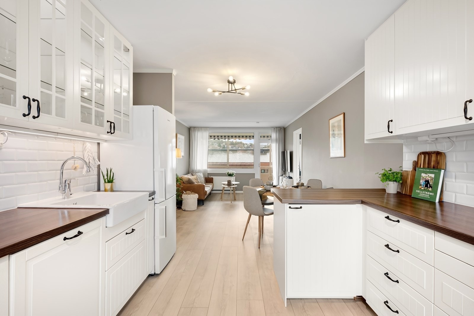 Kjøkkenet har godt med lagringsplass og flere, fine soner for matlaging. Galleribilde