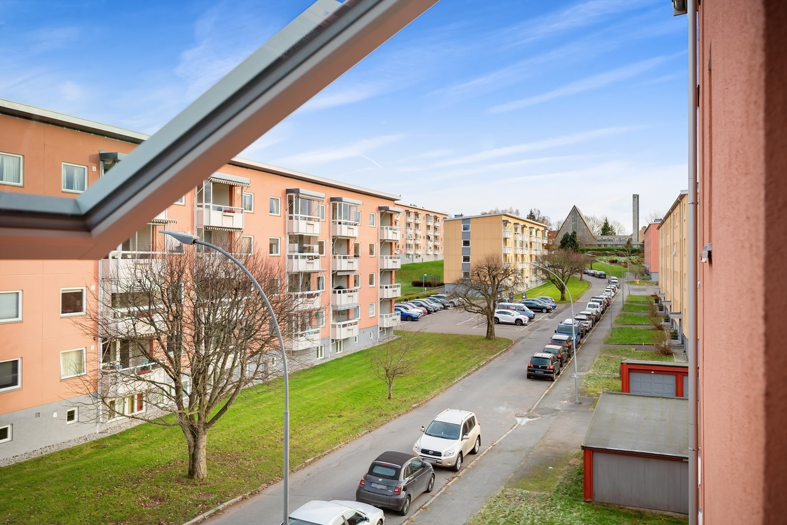 Hyggelig og bred gate ved inngangsparti/fremsiden av bygget. Galleribilde