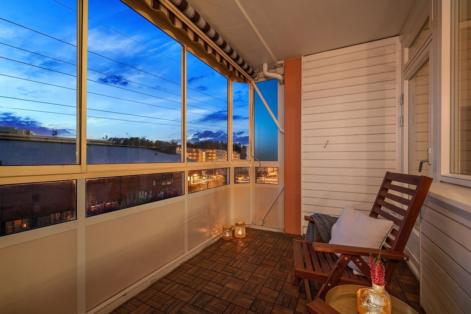 Høyt og fritt med hyggelig utsyn utover nærområdet og borettslagets fellesarealer. Galleribilde