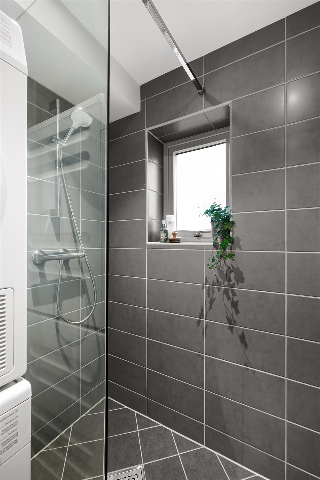 Dusjnisje med vindu og skillevegg i glass. Galleribilde