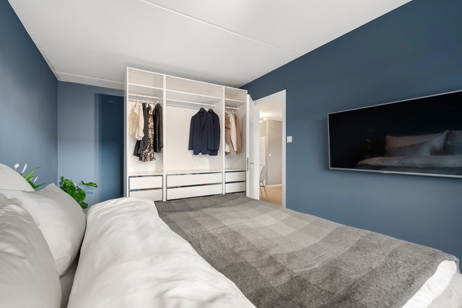 Meget praktisk løst walk-in garderobe, rikelig med oppbevaringsplass. Galleribilde