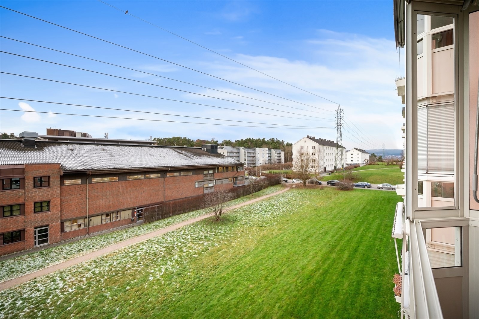 Flotte, felles grøntarealer og god avstand til neste bygg. Galleribilde