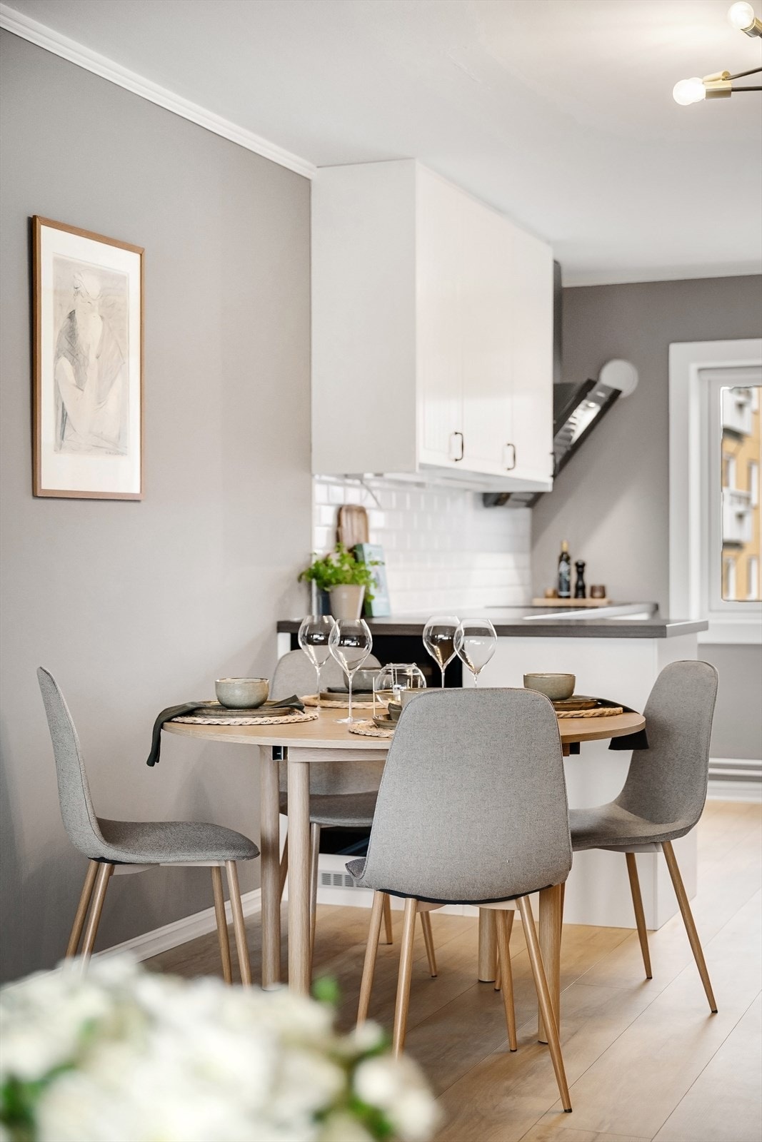 Hyggelig spiseplass med mulighet for å dekke opp med langbord om ønskelig. Galleribilde