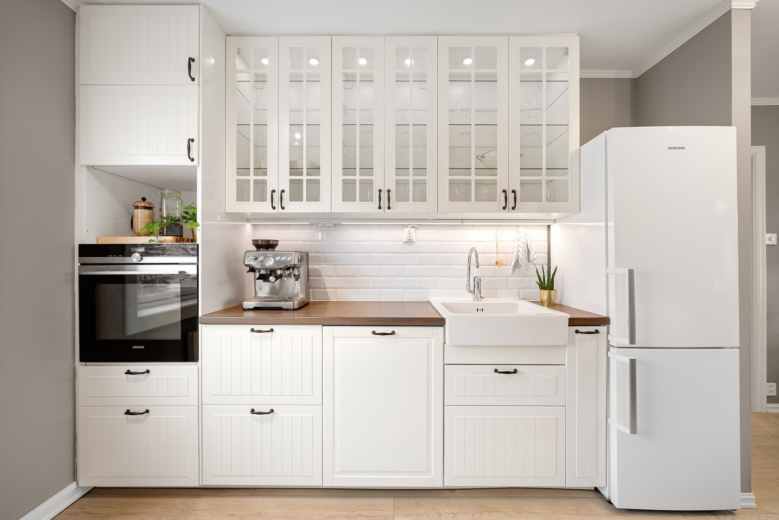 Lyst og tiltalende kjøkken fra 2014 med ny kullfilterventilator, stekeovn, vinkjøler og oppvaskmaskin i 2019. Galleribilde