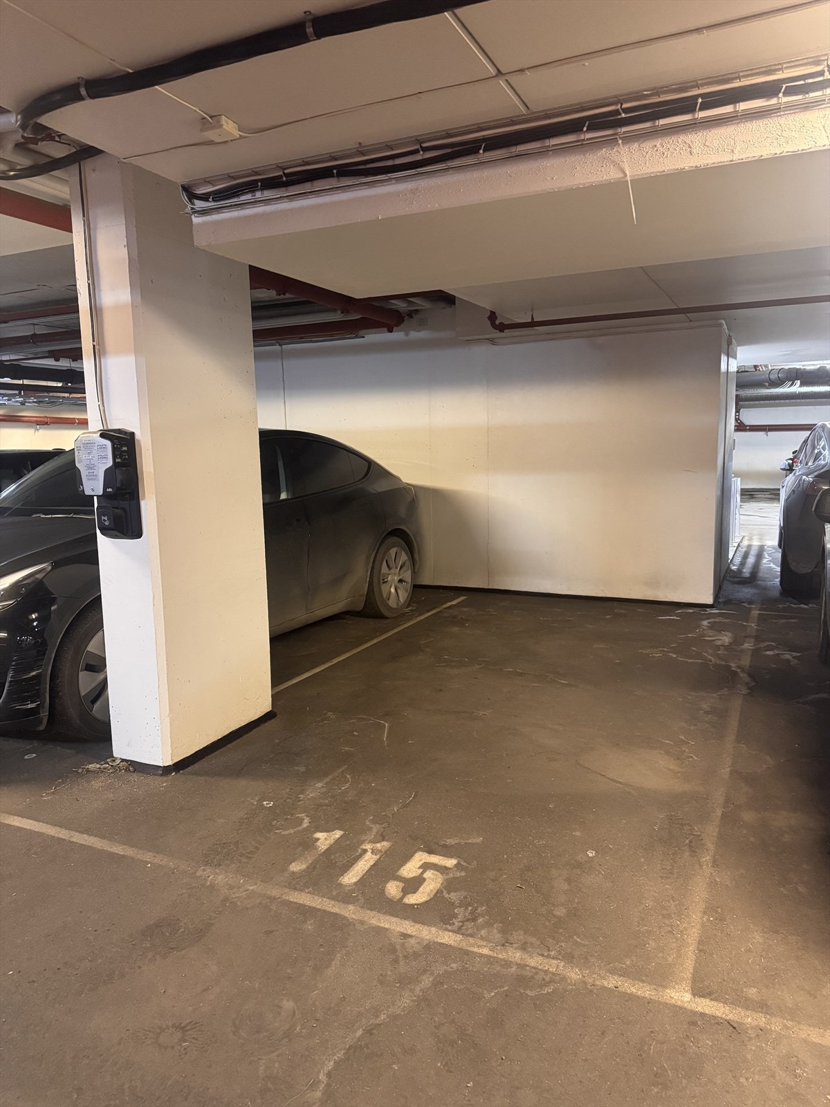 Selger eier i dag plass nr. 115 i sameiets garasje. Denne kan kjøpes for kr. 550 000. Galleribilde