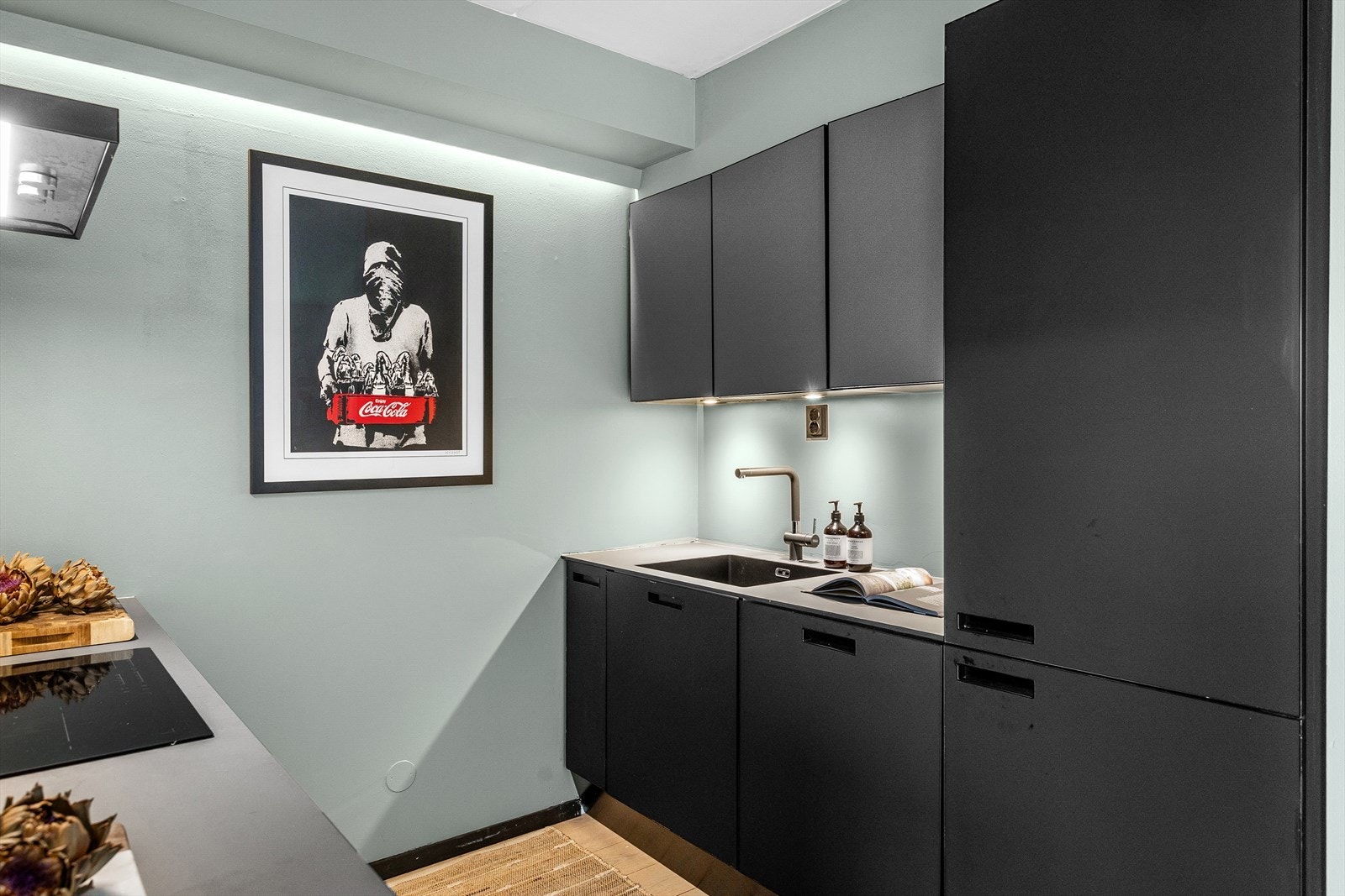 Her får du integrerte hvitevarer som platetopp, stekeovn, oppvaskmaskin og kjøl/fryseskap, i tillegg til kullfilterventilator over kokeområdet. Galleribilde