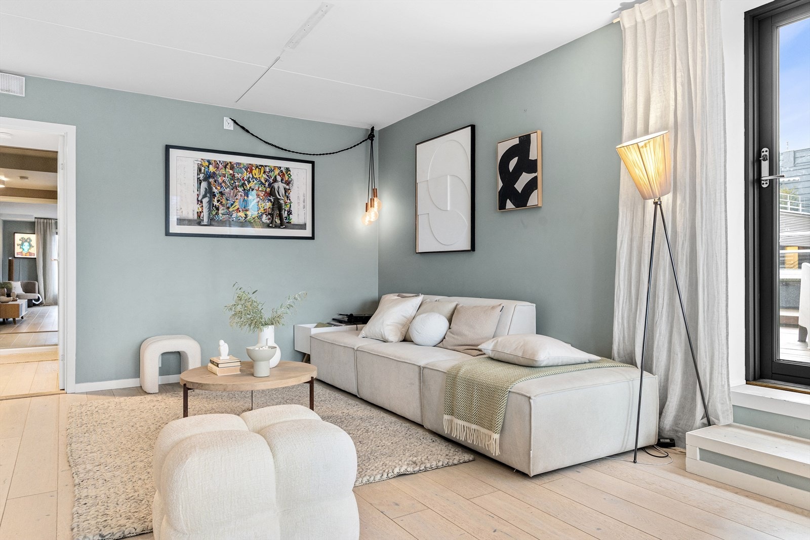 Flott og stor stue med god plass til flere sosiale soner. Stuen er enkel å møblere, og det er god plass til stor spiseplass og sofaseksjon med TV-benk. Galleribilde