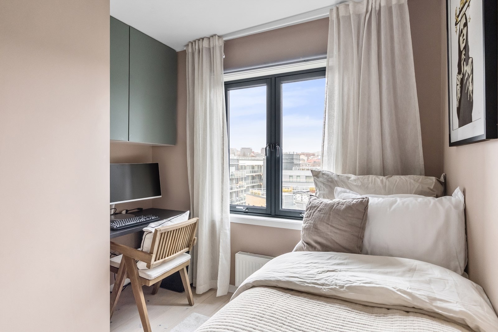 Soverommet er innredet med praktisk kontorplass. Galleribilde