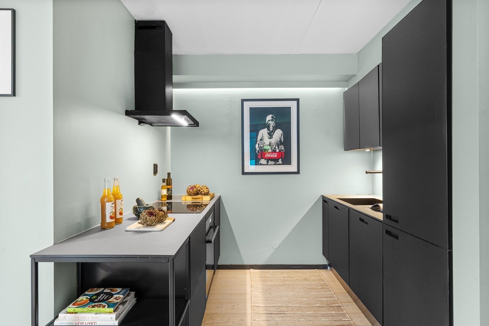 Kjøkkenet ble oppgradert i 2021 av kvalitetsleverandøren Svane og fremstår moderne med glatte, mørke fronter og laminert benkeplate med nedfelt vask. Galleribilde