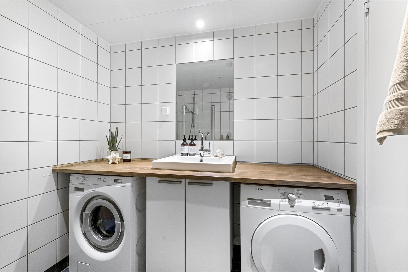 Badet er innredet med vegghengt klosett, servant nedfelt i innredning, speilskap med lys og dusjhjørne med svingbare glassdører. Downlights i himlingen sørger for god belysning. Galleribilde