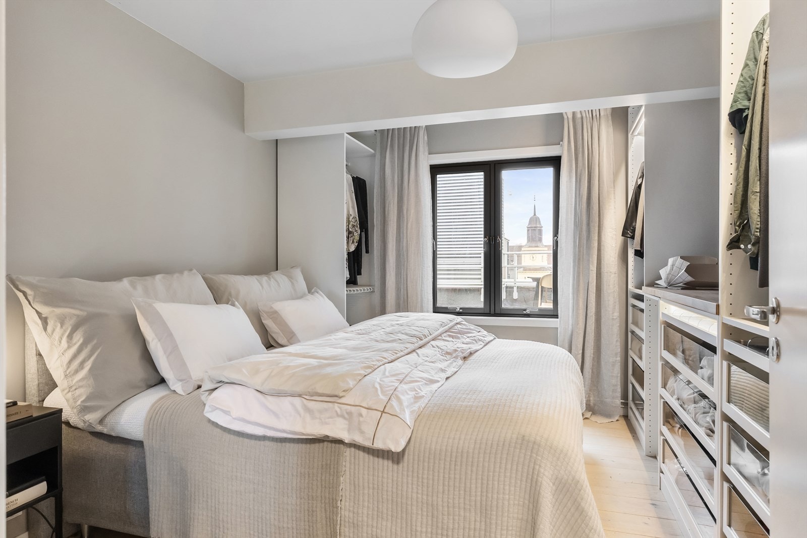 Hovedsoverommet har adkomst fra entréen, og er svært romslig. Her er det god plass til dobbeltseng og nattbord, samtidig er det bygget en praktisk og stor garderobe langs veggen. Galleribilde