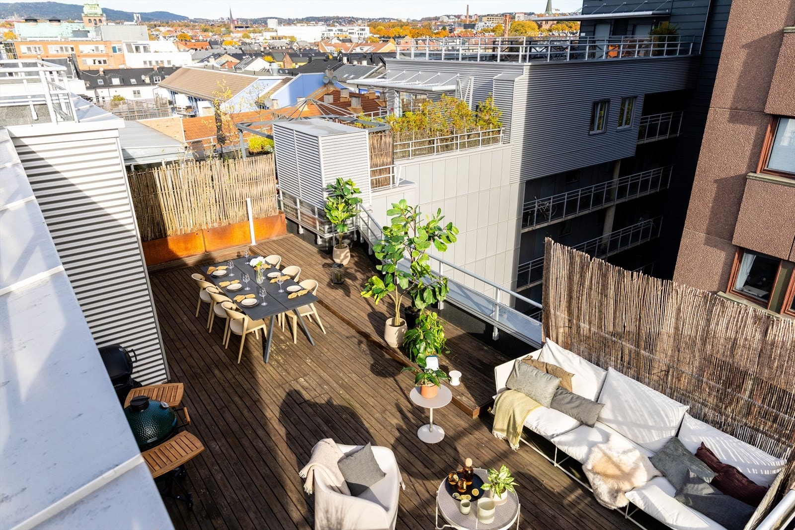 Leiligheten har en stor takterrasse på 44 kvm, en balkong på 6 kvm og flott utsikt over Oslo. Her kan du nyte solen hele dagen! Galleribilde