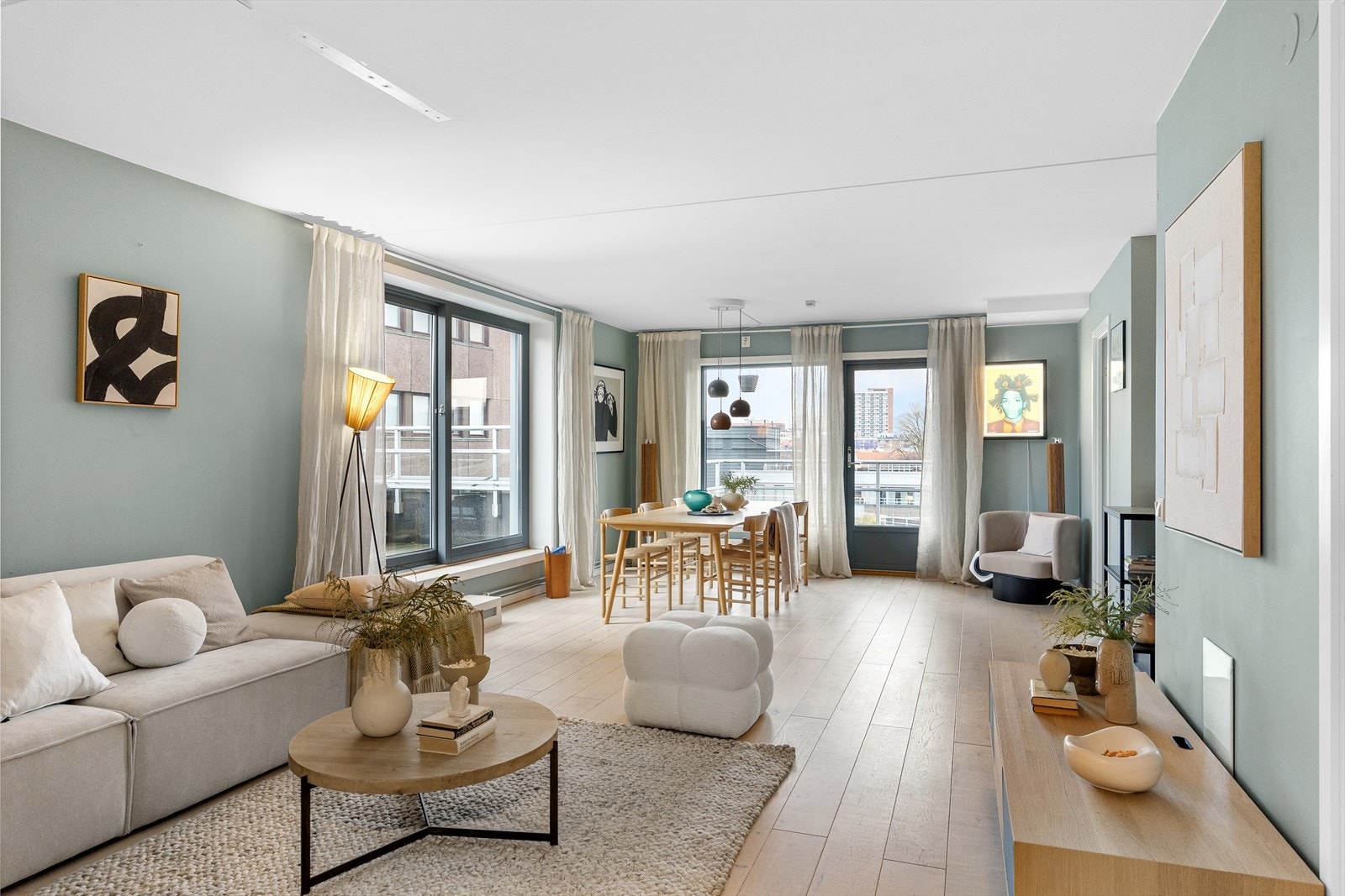 Store vindusflater sørger for rikelig med naturlig lys. Galleribilde