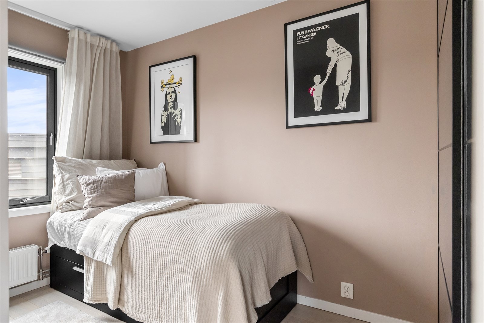 Soverommet fungerer godt som ekstra soverom, barnerom eller kontor. Her får du luftig utsyn fra beliggenheten i 7. etasje. Galleribilde